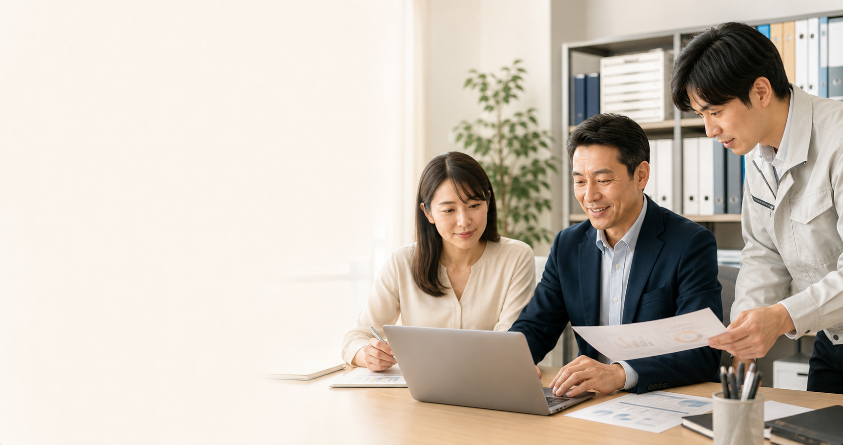 中小企業のチームがAI活用について打ち合わせしている様子